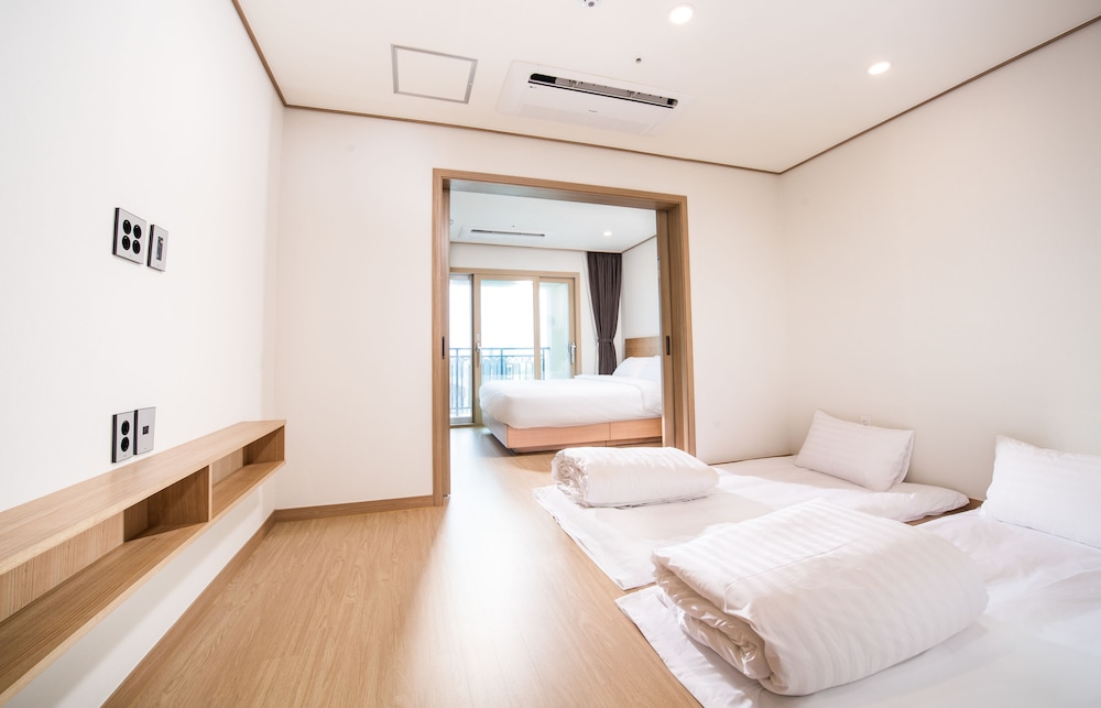 SEMI ROOM, FAMILY