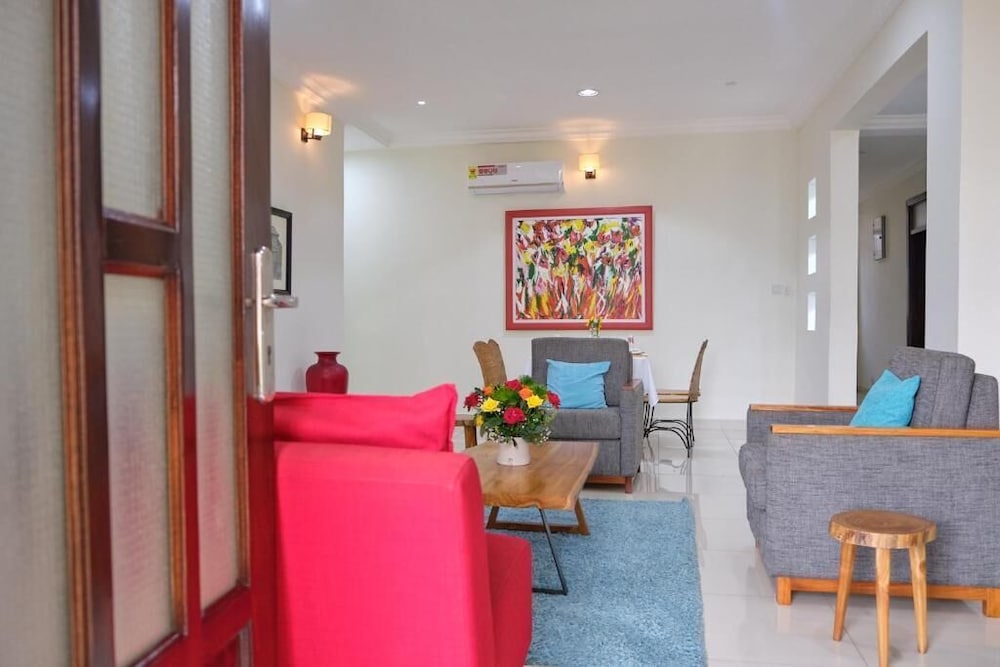 The Highbridge Guest Lodge 30/39