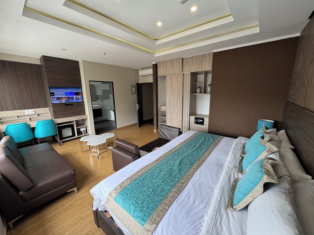 DELUXE, SUITE