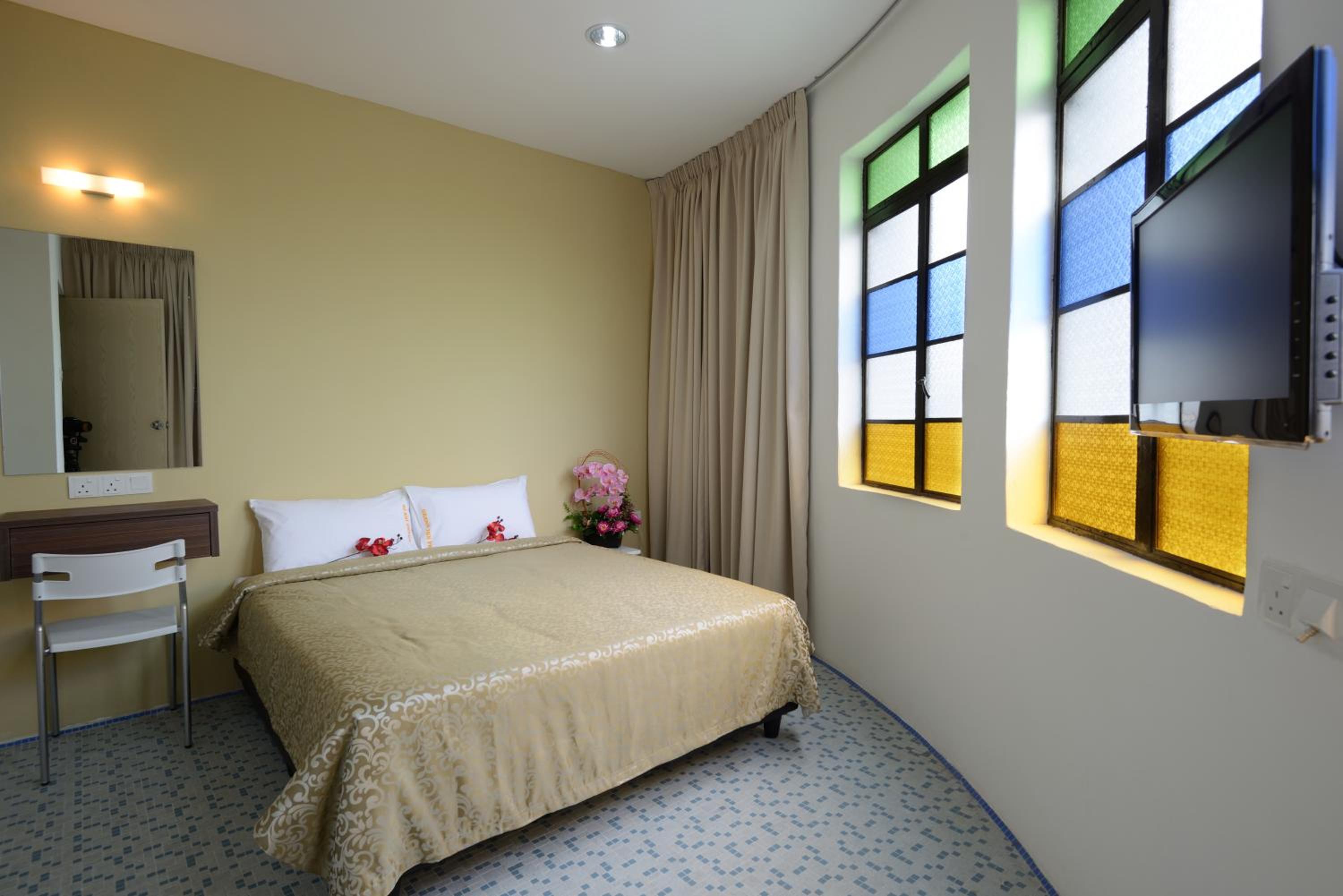 DELUXE QUEEN ROOM
