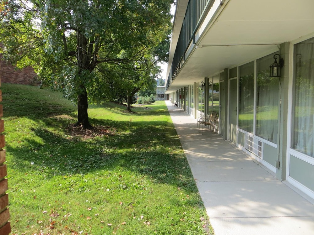Americourt Extended Stays 33/38