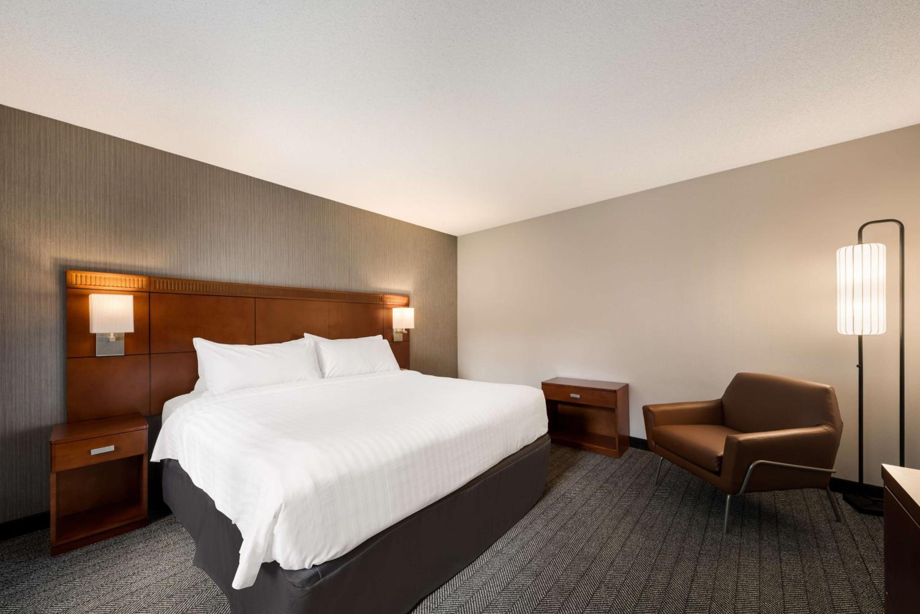 جناح بسرير كينج بغرفة نوم واحدة مع أريكة بحوض استحمام لذوي الإعاقة، Sonesta Select San Jose Airport 2/3