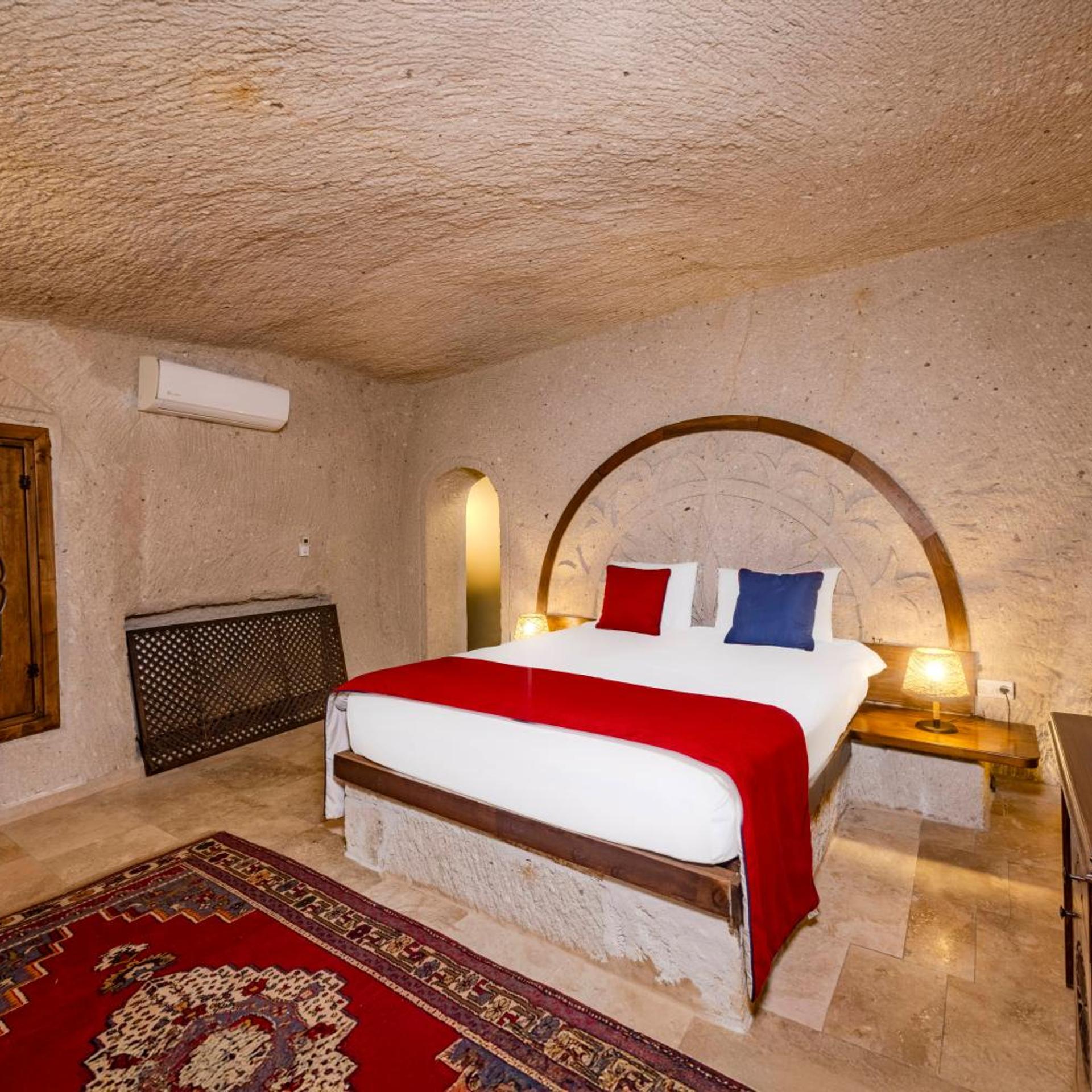 Cave, Suite, King Bed, Sauna, Hot Tub