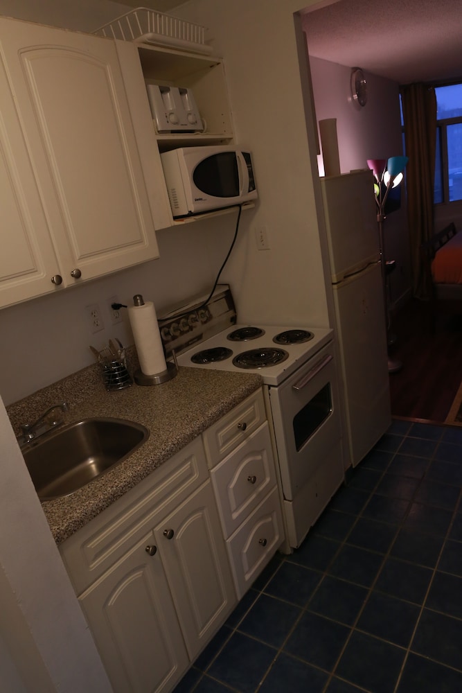 Toronto Furnished Living 38/52