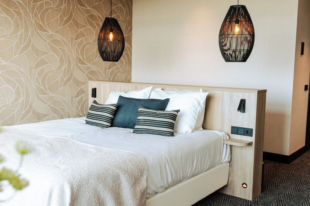 DELUXE, DOUBLE BED