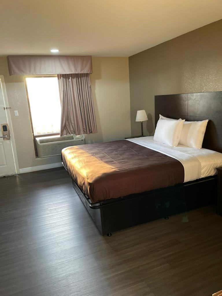 ROOM, KING BED, ACCESSIBLE