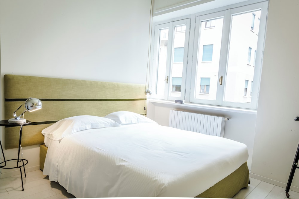 SUITE, QUEEN BED