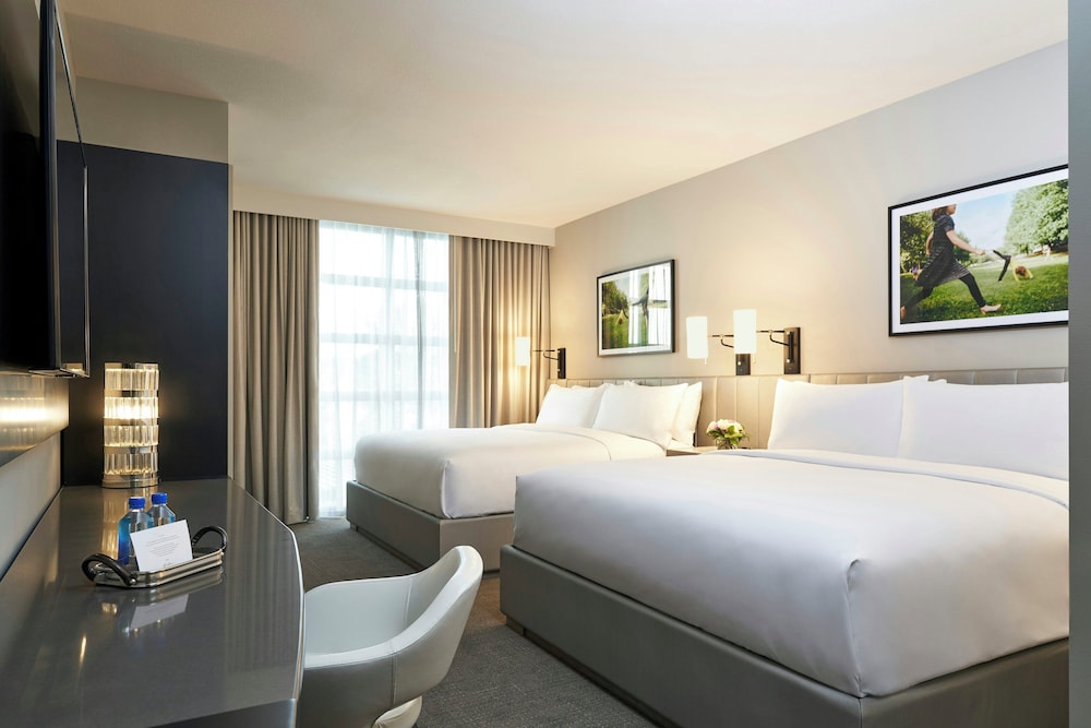 Guest Room, 2 King Beds, Bathtub, Accessible