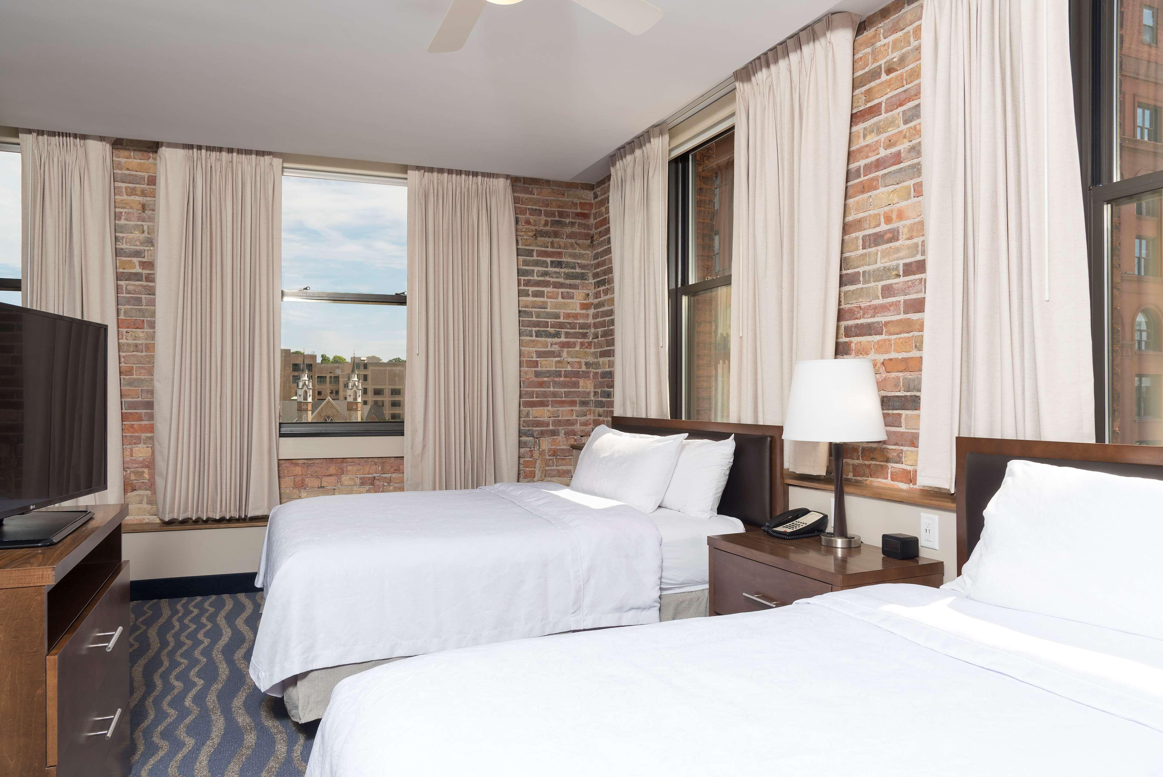 2 Bedrooms, Suite, 2 Bathrooms