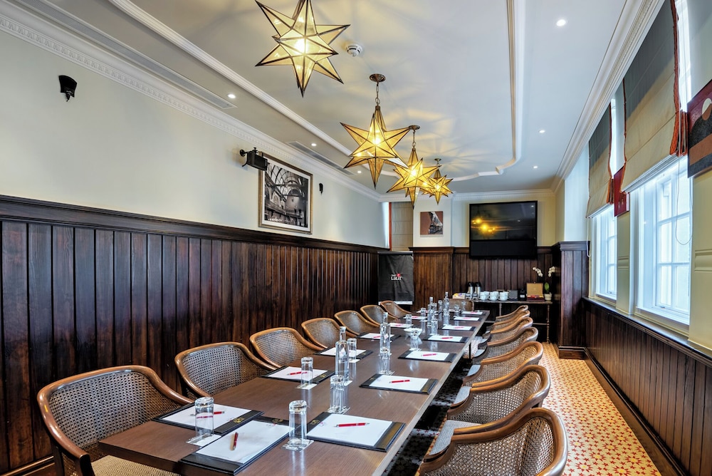 THE LALIT LONDON 61/72