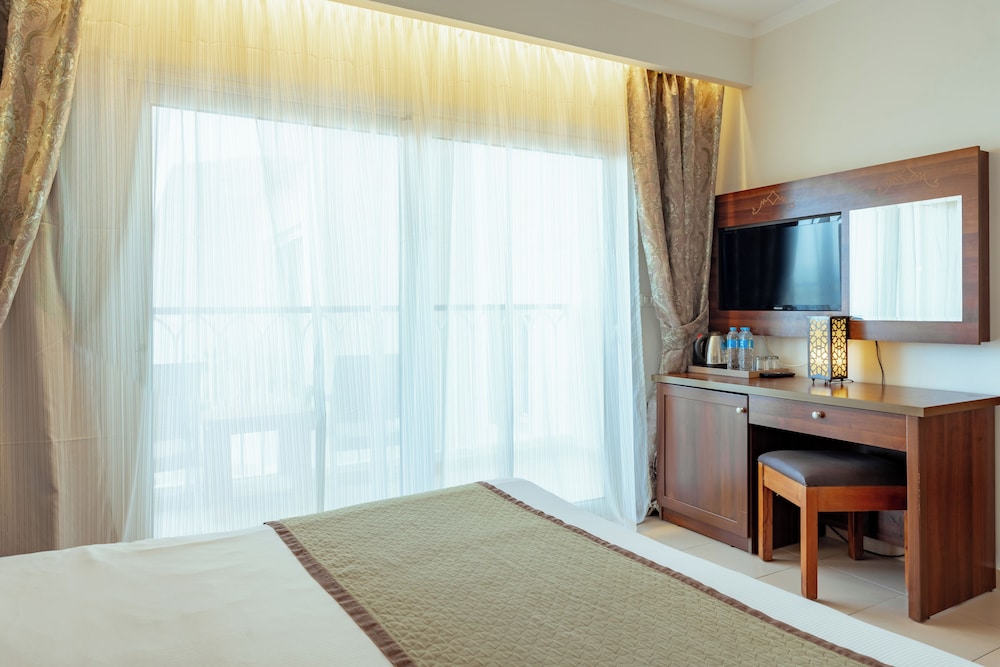 Royal Star Beach Resort 24/50