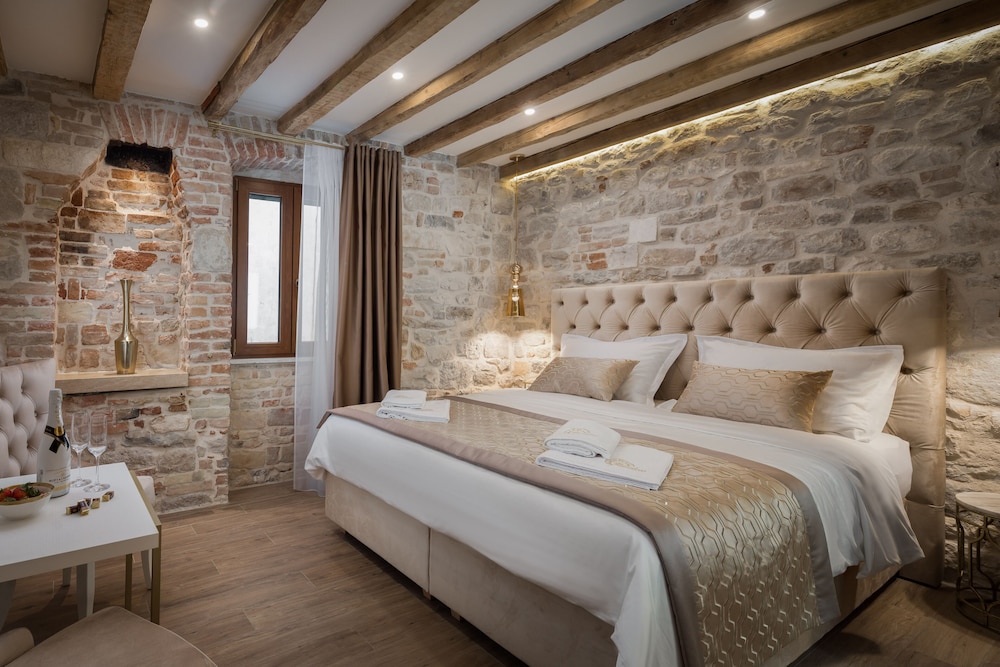 Le Premier Luxury Rooms 5/43