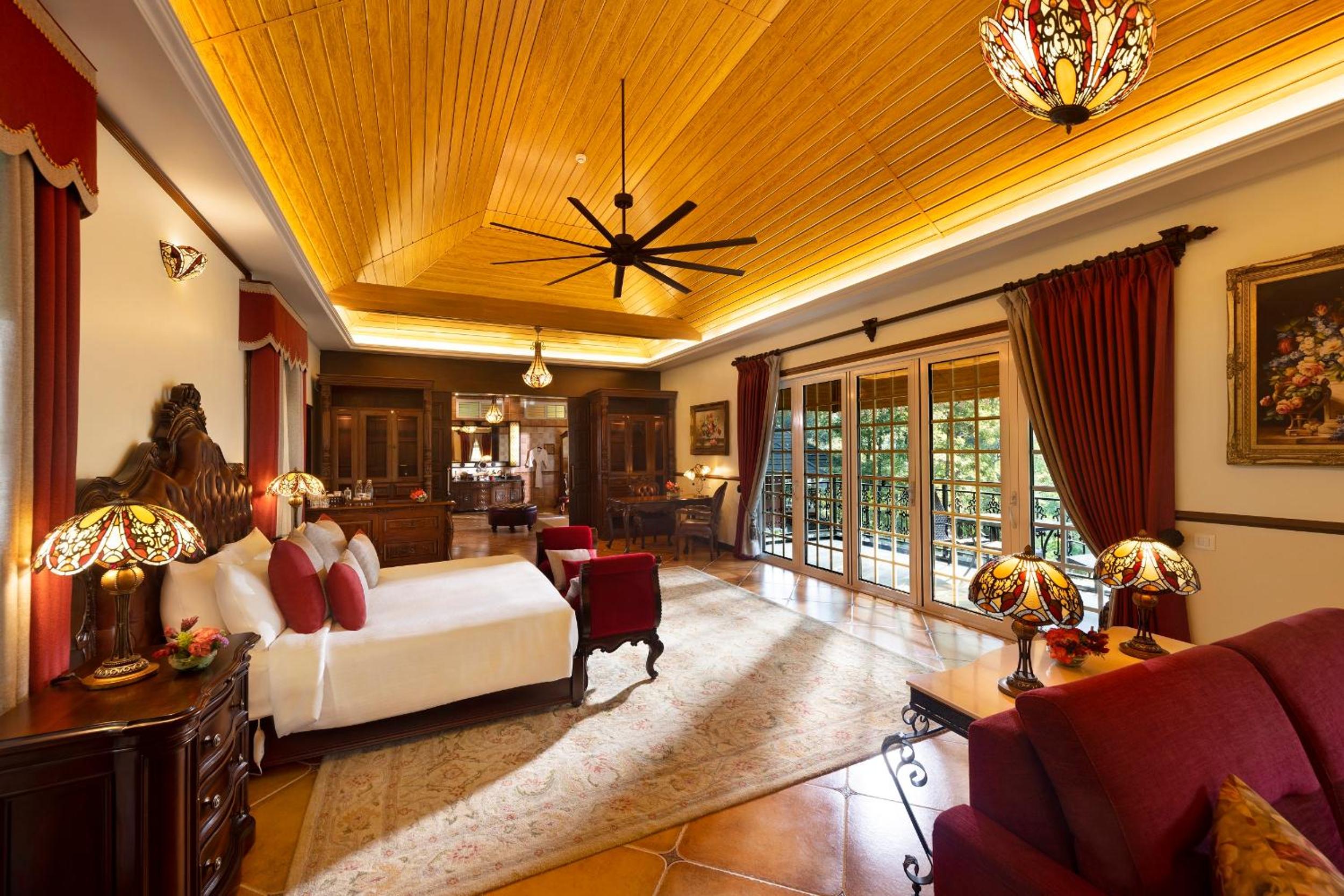GRAND, SUITE, HILL VIEW