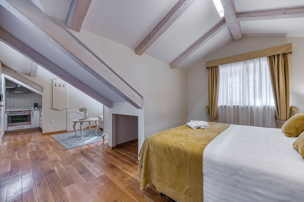Palmotta Palace 30/68