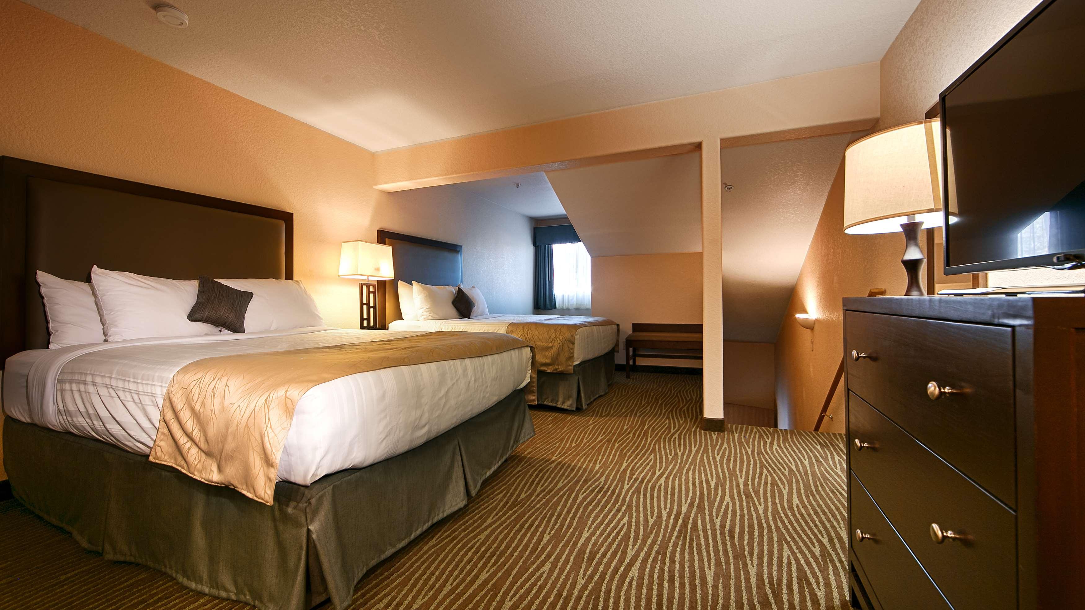 Suite, 1 King and 2 Queen Beds, Two Story