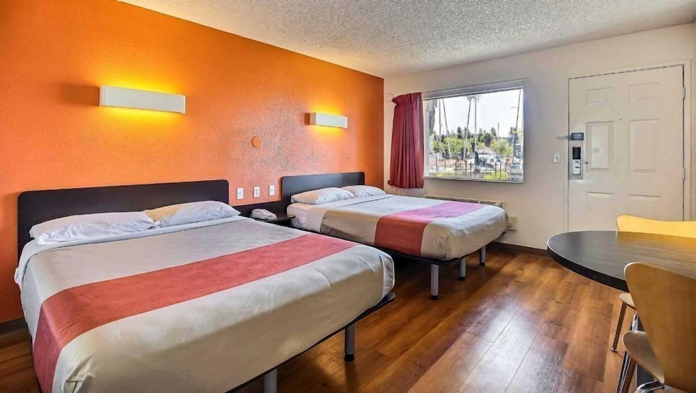 Motel6 Oakland, CA - Embarcadero 24/48