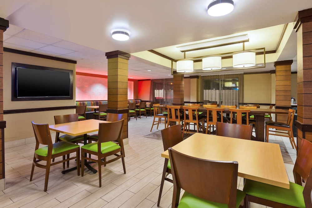 Fairfield Inn Suites Columbus East 22/25