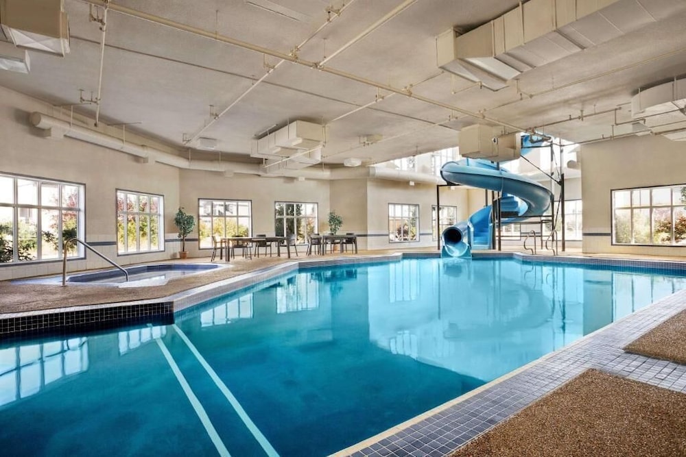 Days Inn & Suites By Wyndham Strathmore 14/29