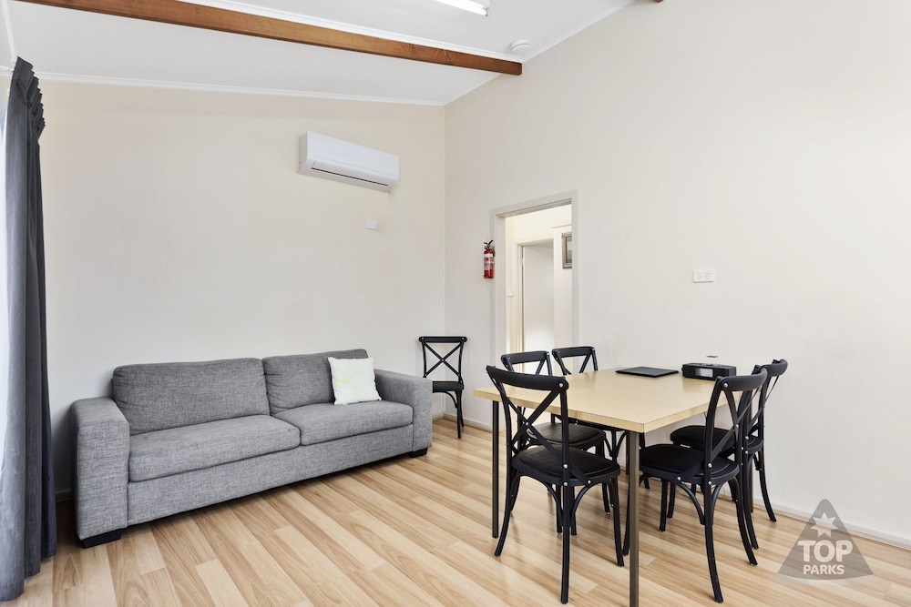 Victor Harbor Holiday & Cabin Park 27/46