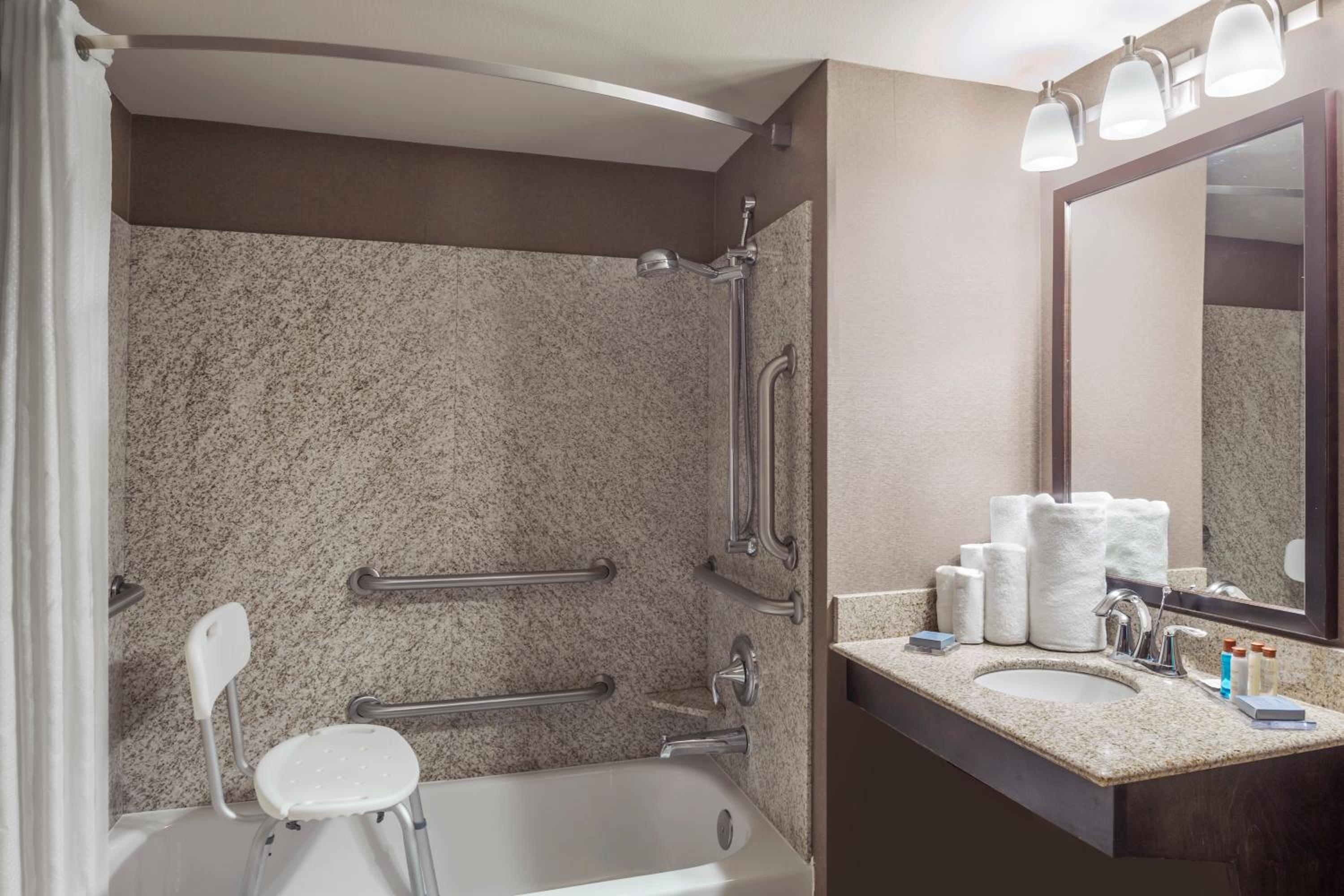 غرفة بسرير كينج بحوض استحمام لذوي الإعاقة، Wingate By Wyndham St George 8/10