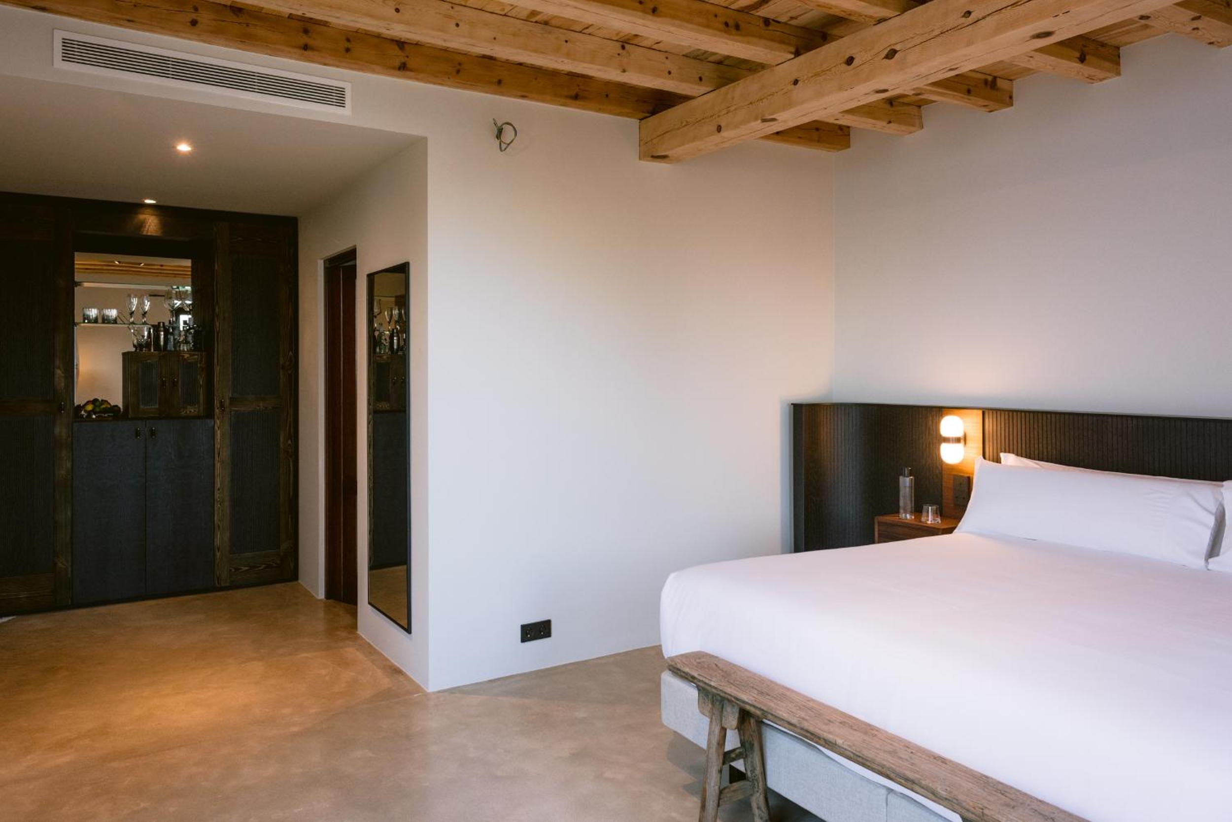 ROOM, DOUBLE BED