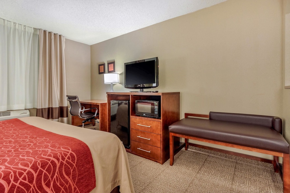 Comfort Inn and Suites Hays I-70 19/46