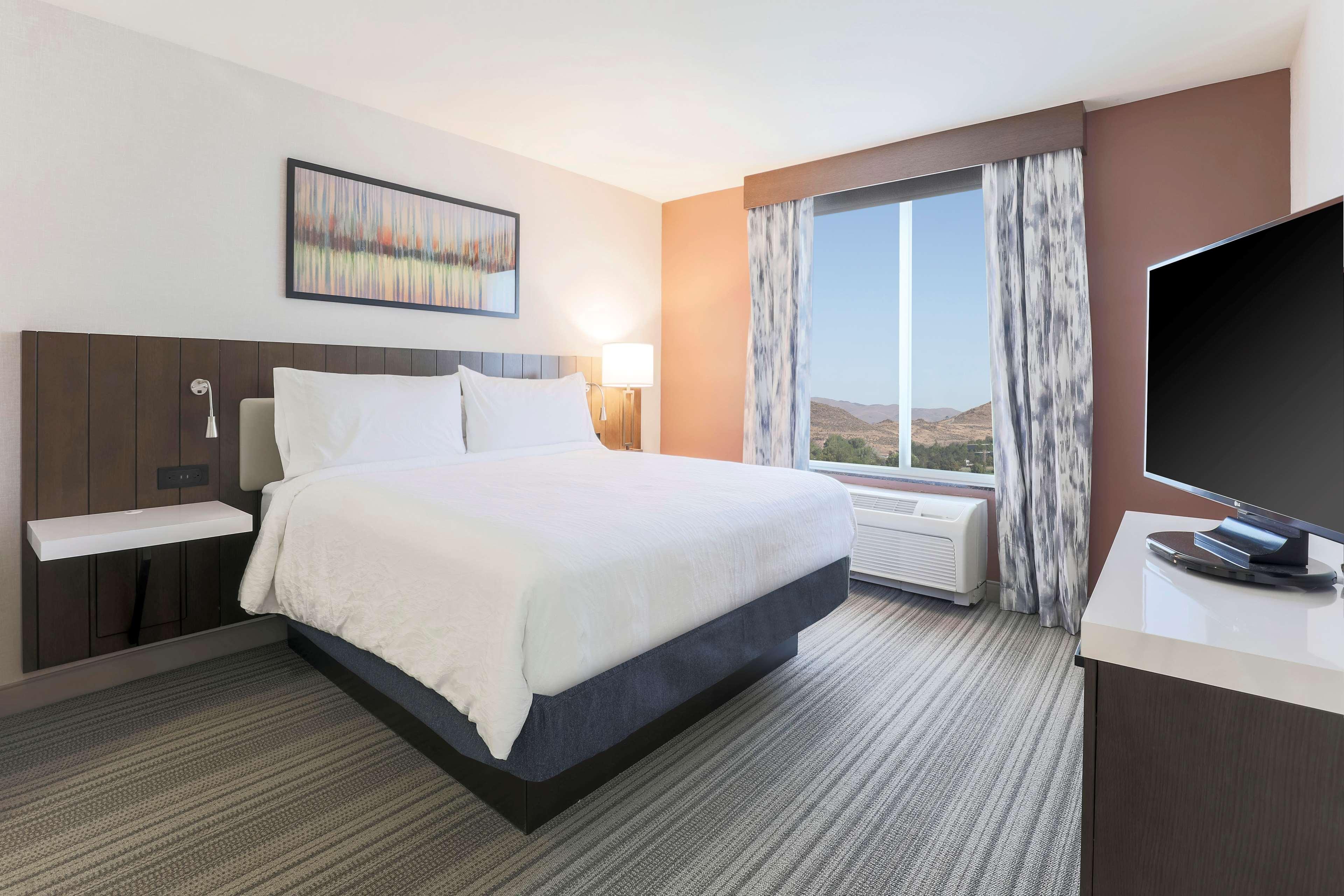 SUITE, KING BED, ACCESSIBLE