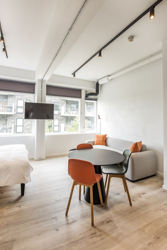 CPH STUDIO HOTEL 69/82