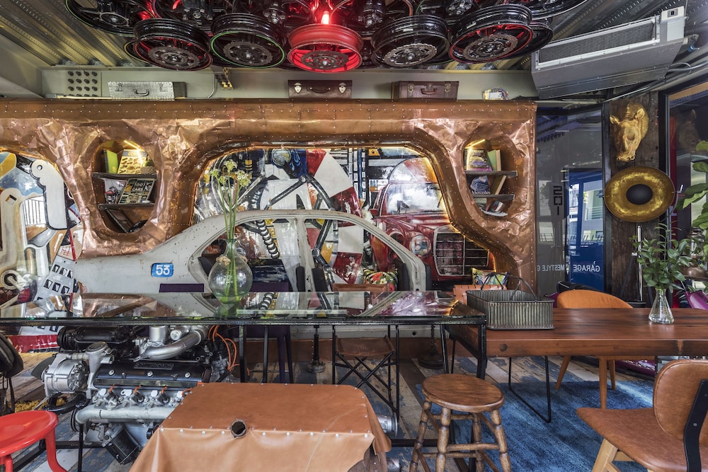 Mestyle Garage Hotel 69/86