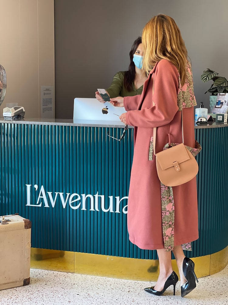 L'Avventura Athens 8/50