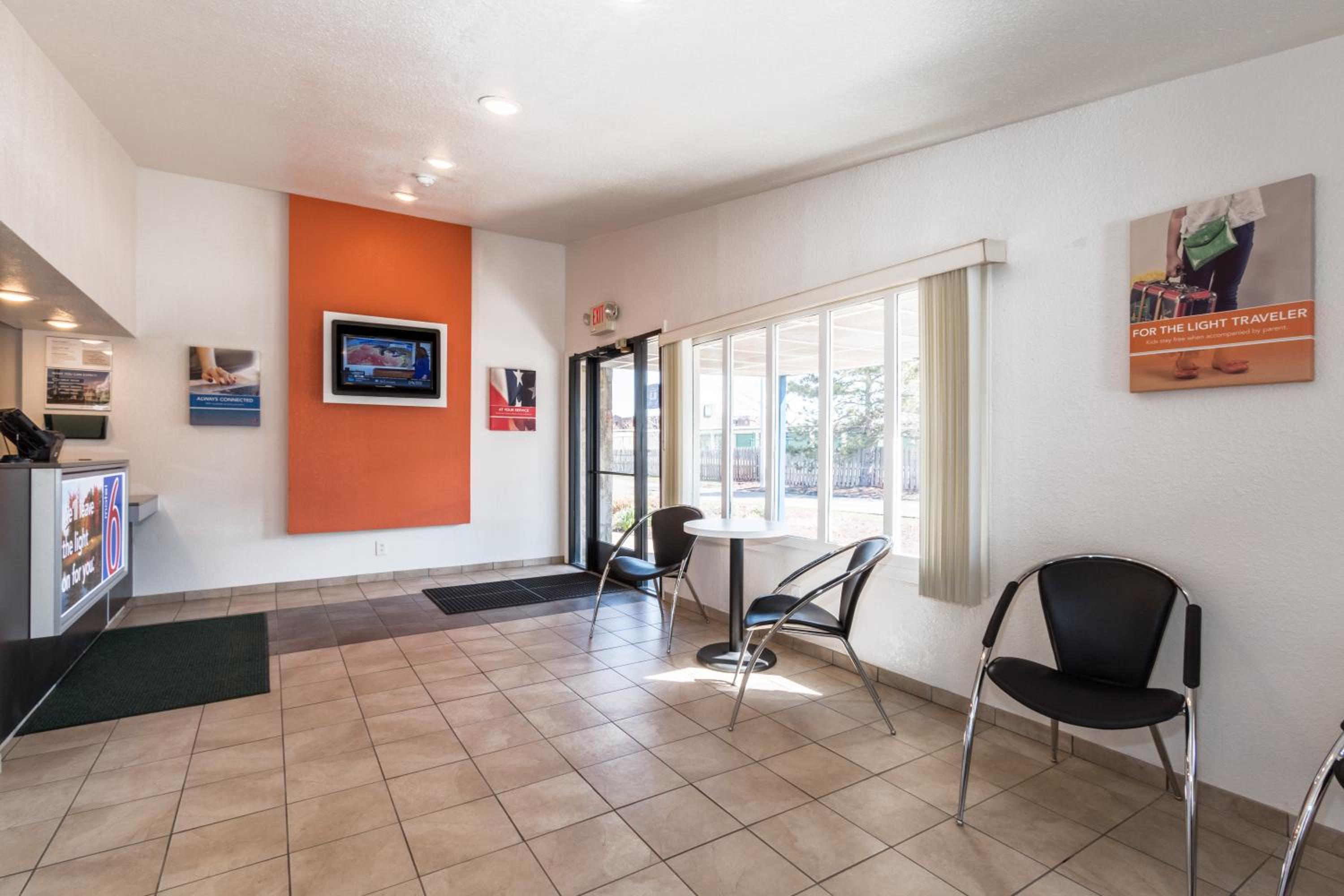 Travelodge by Wyndham Lansing MI 14/21