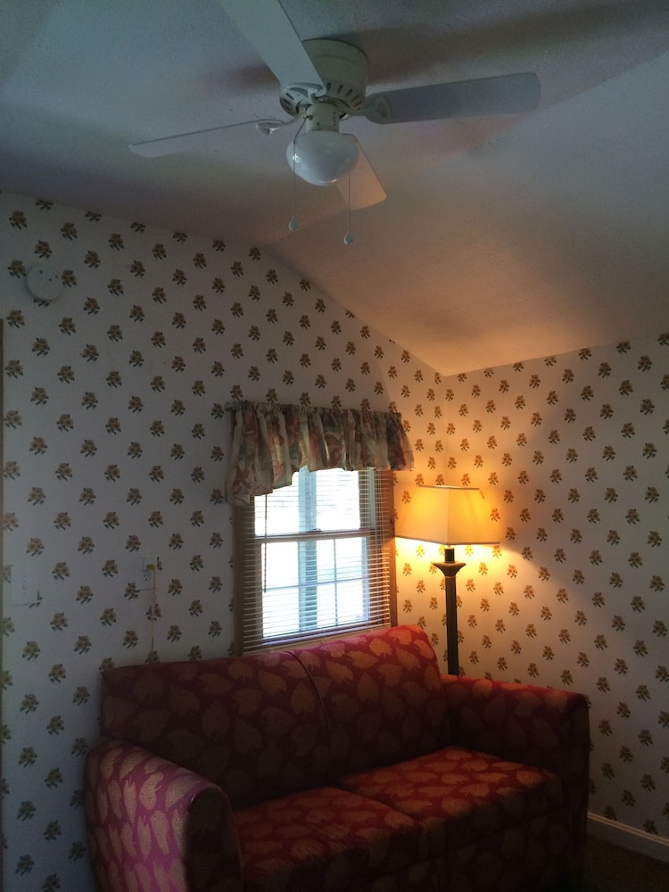 Perrys Motel & Cottages Ltd 22/47