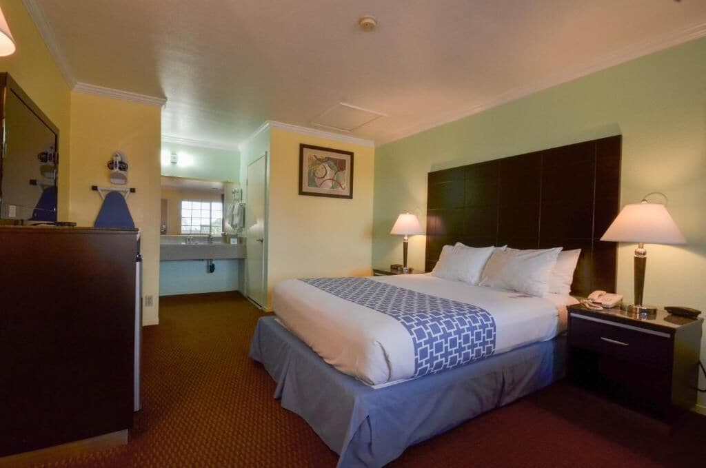 غرفة قياسية بسرير كوين، Econo Lodge 2/5