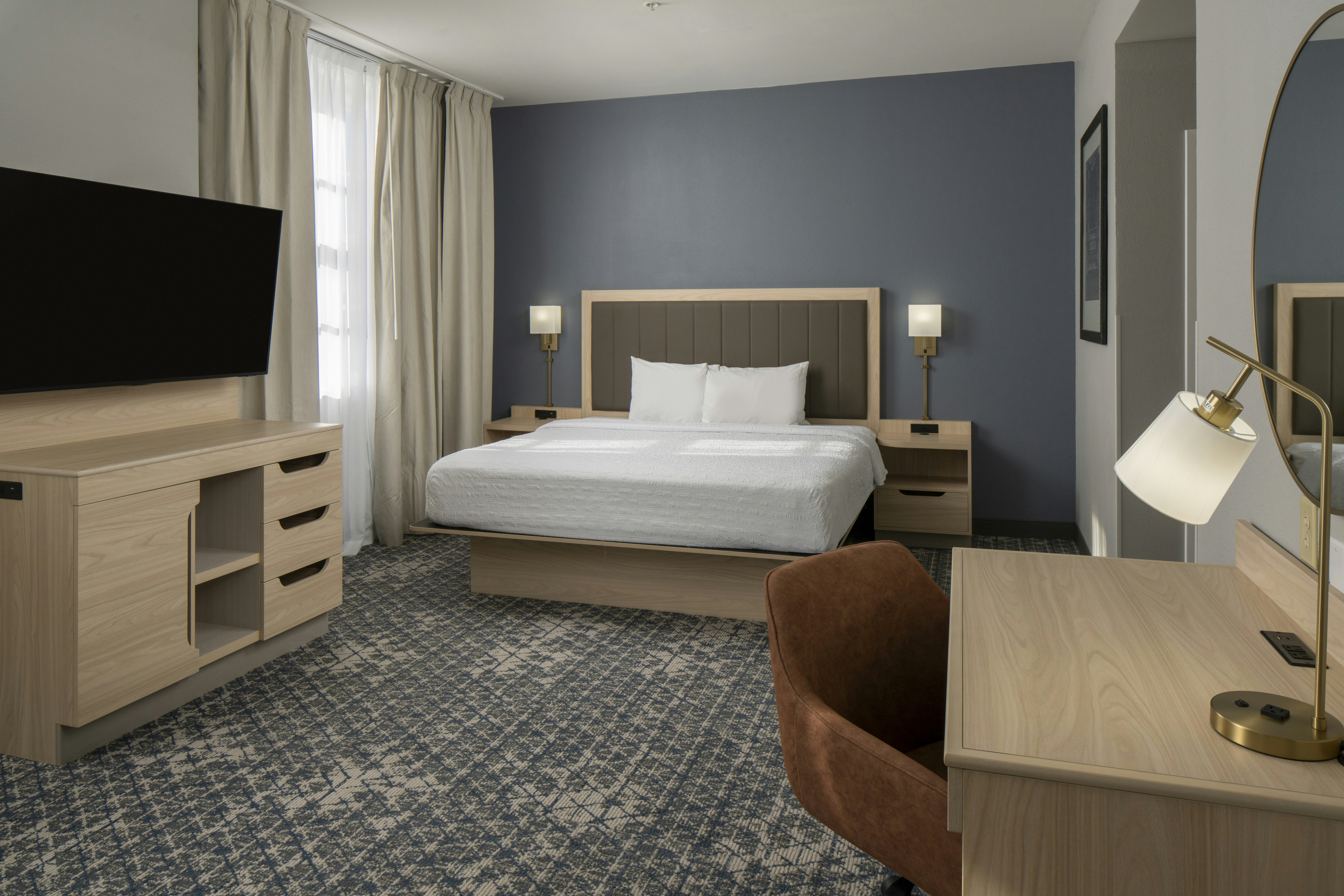 DELUXE, KING BED