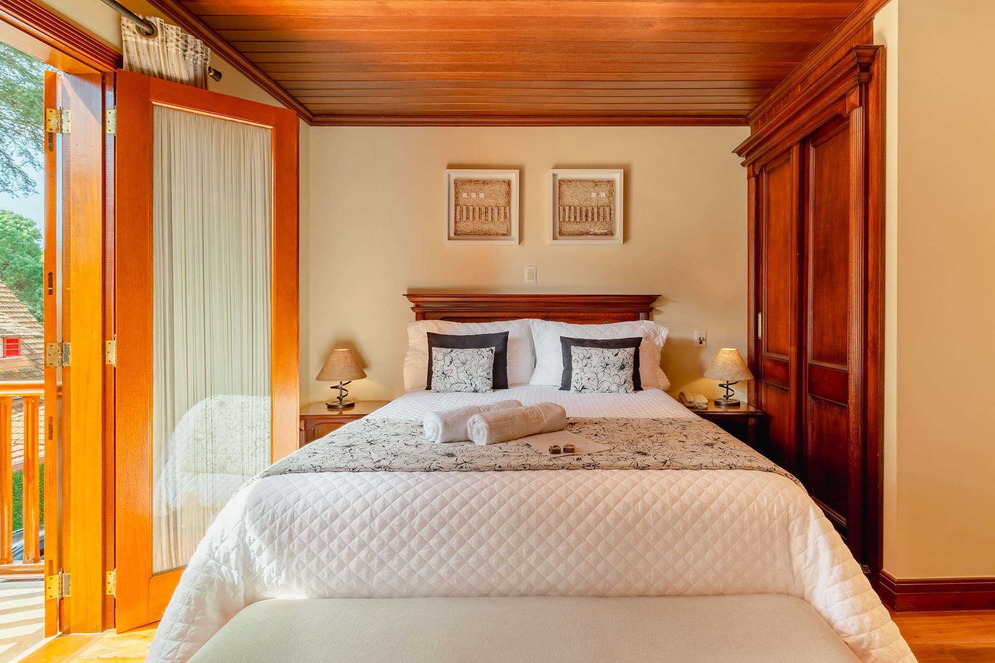 DELUXE, QUEEN BED, JETTED TUB