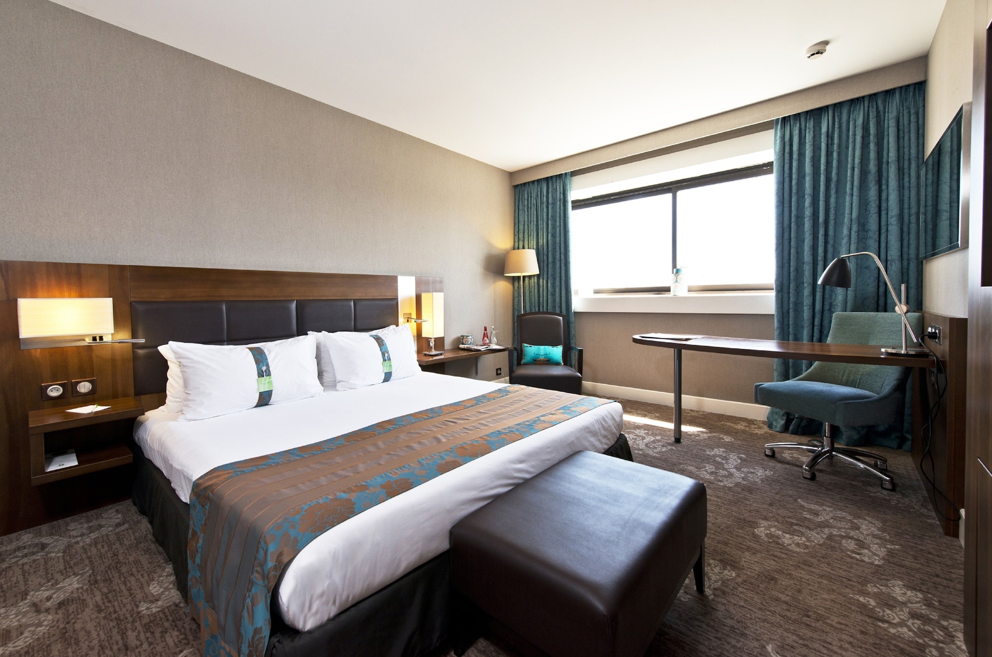2 Bedrooms, Suite, King and Twin Beds
