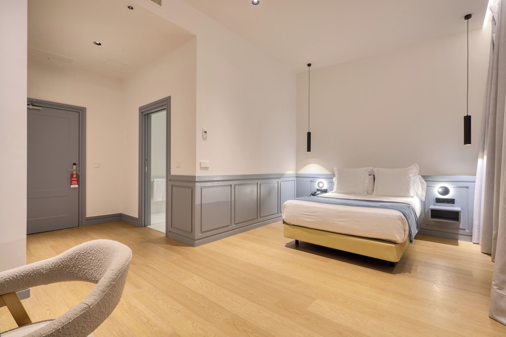 ROOM, DOUBLE BED