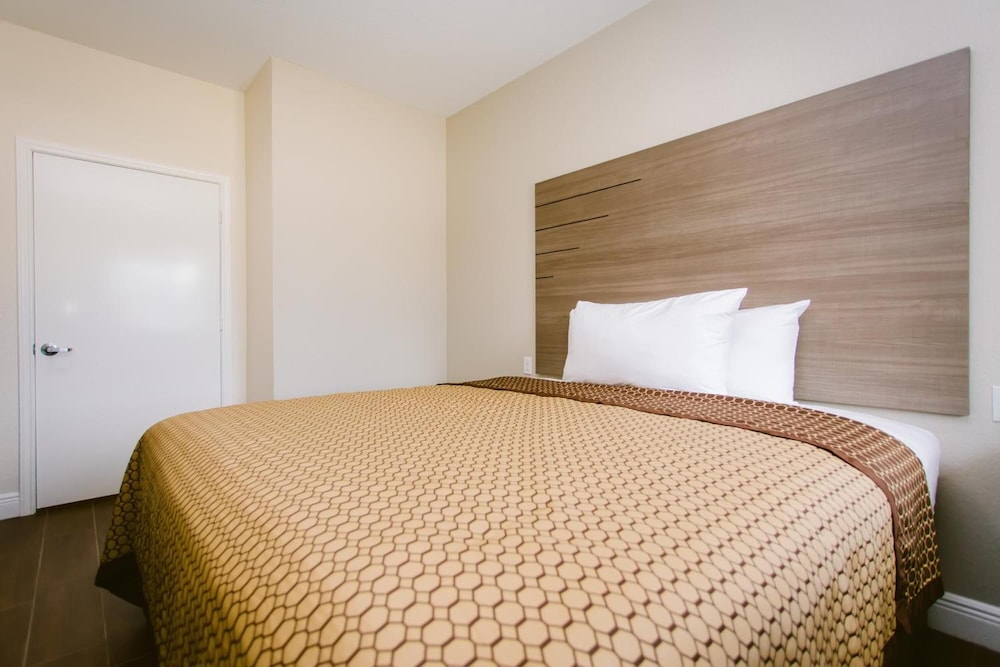 Scottish Inn & Suites 14/26
