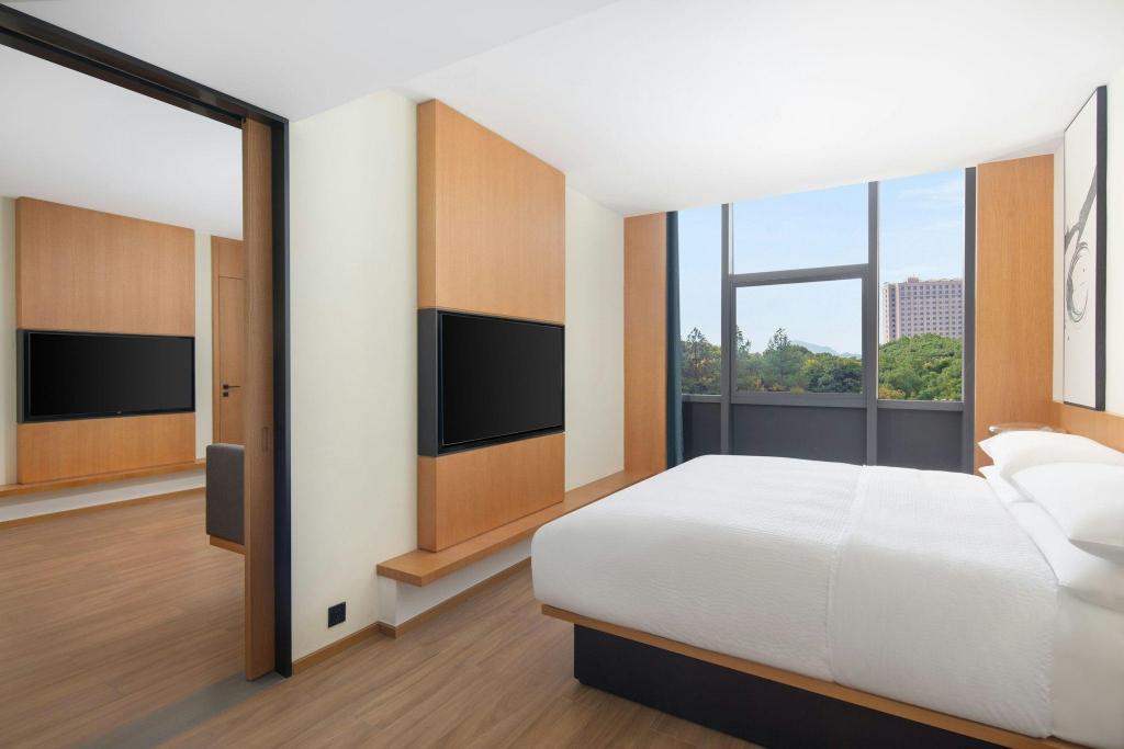 Select, Guest Room, King Bed, City View