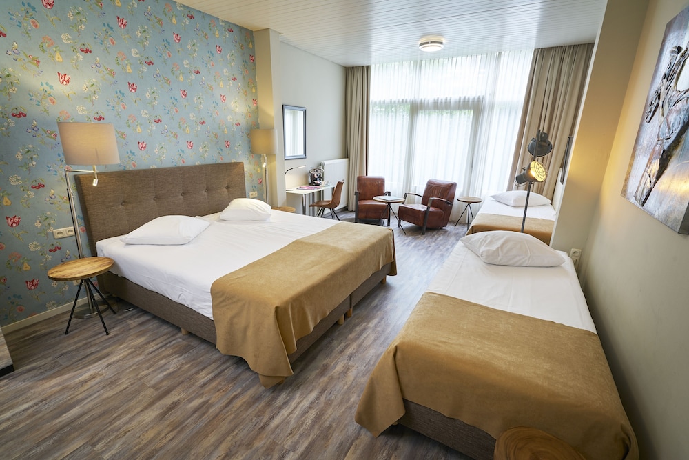 ROOM, QUADRUPLE