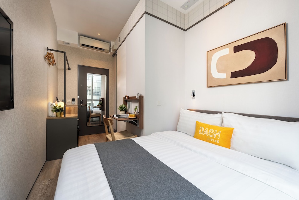 Dash Living On Queen's 9/37