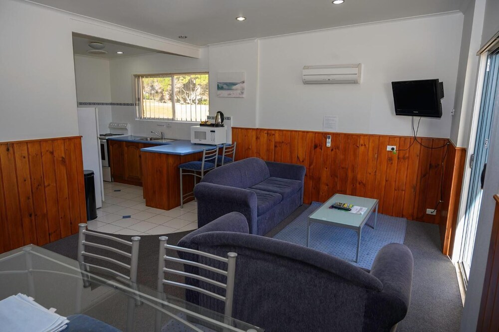 WHITE SANDS ESTATE 33/68