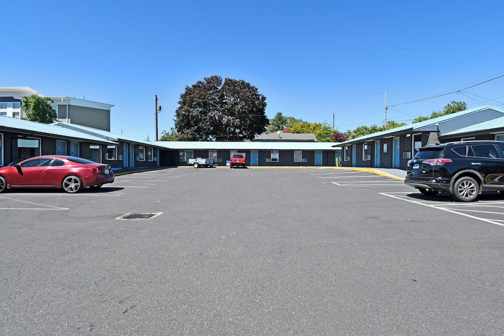 Budget Motel 13/22