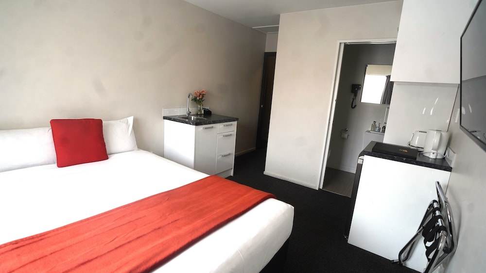 Studio, Queen Bed
