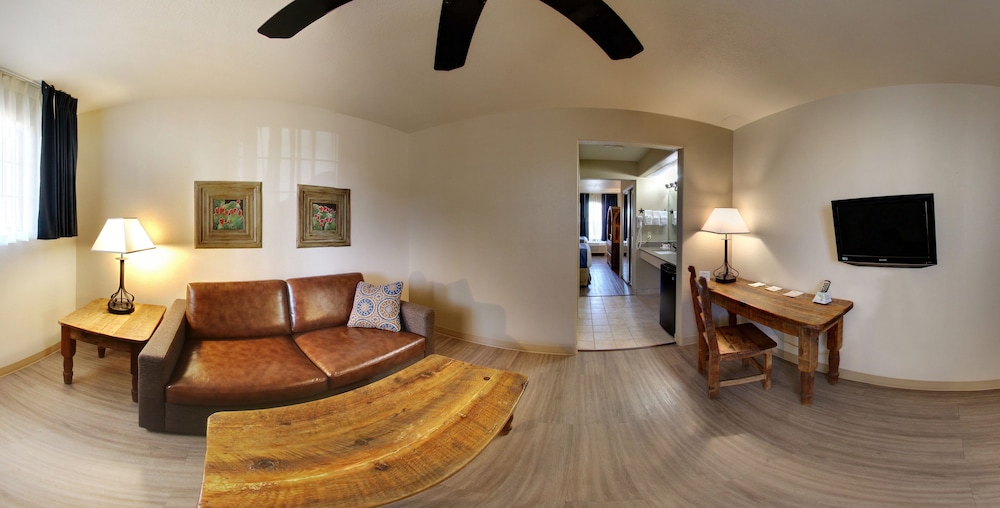 Days Inn Suites Llano 23/36
