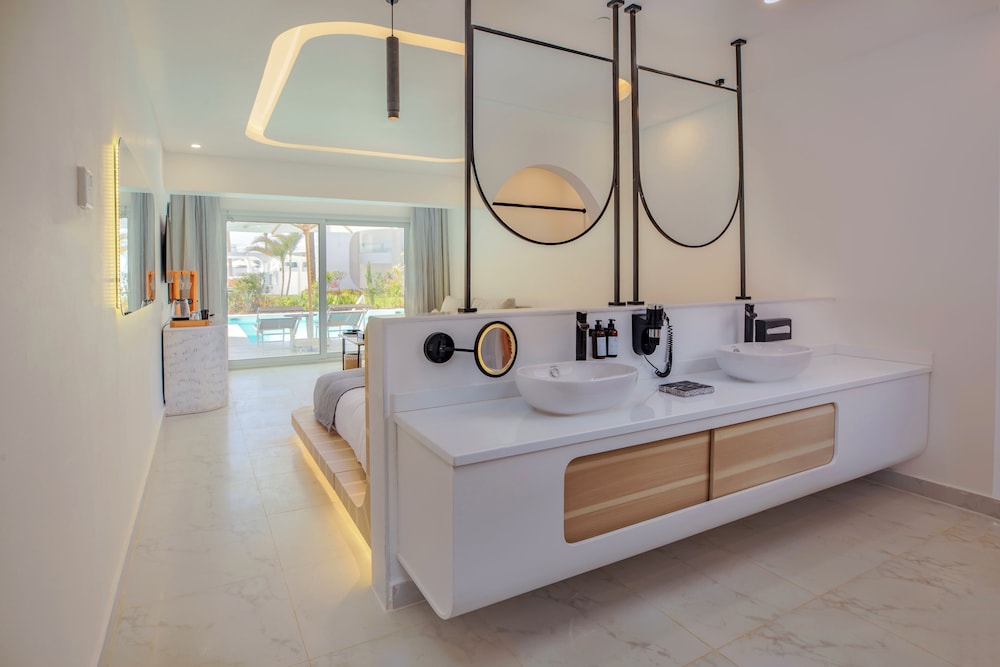 DELUXE SWIM UP ROOM