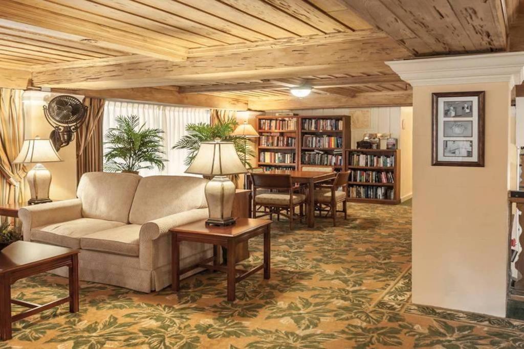 Hemingway Suites at Palm Beach Hotel Island 31/50