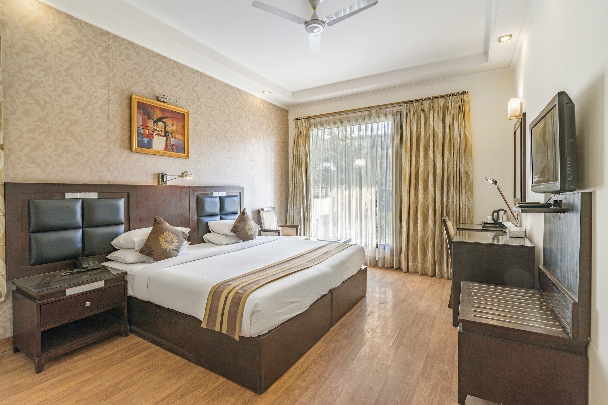 DELUXE, KING BED, CITY VIEW