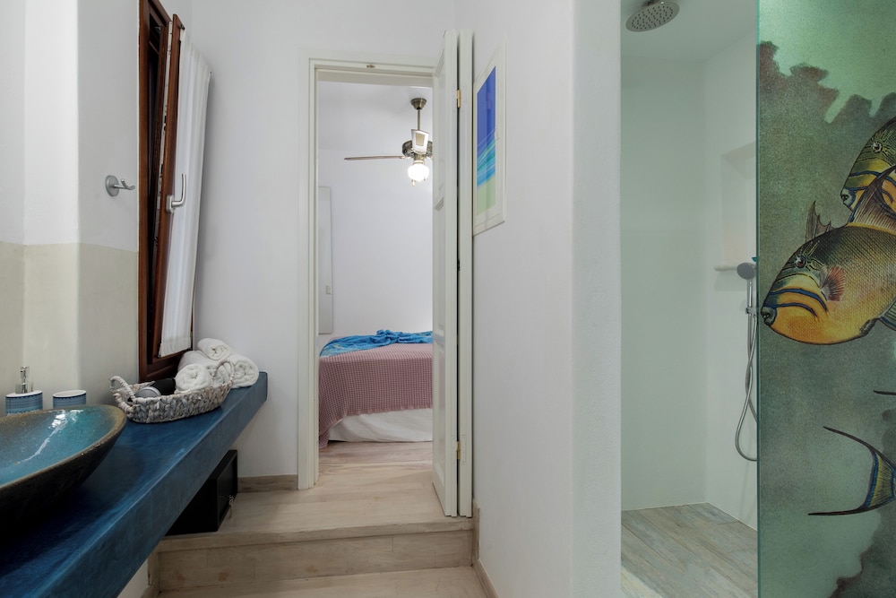 Arco Naxos Luxury Apartments 74/76