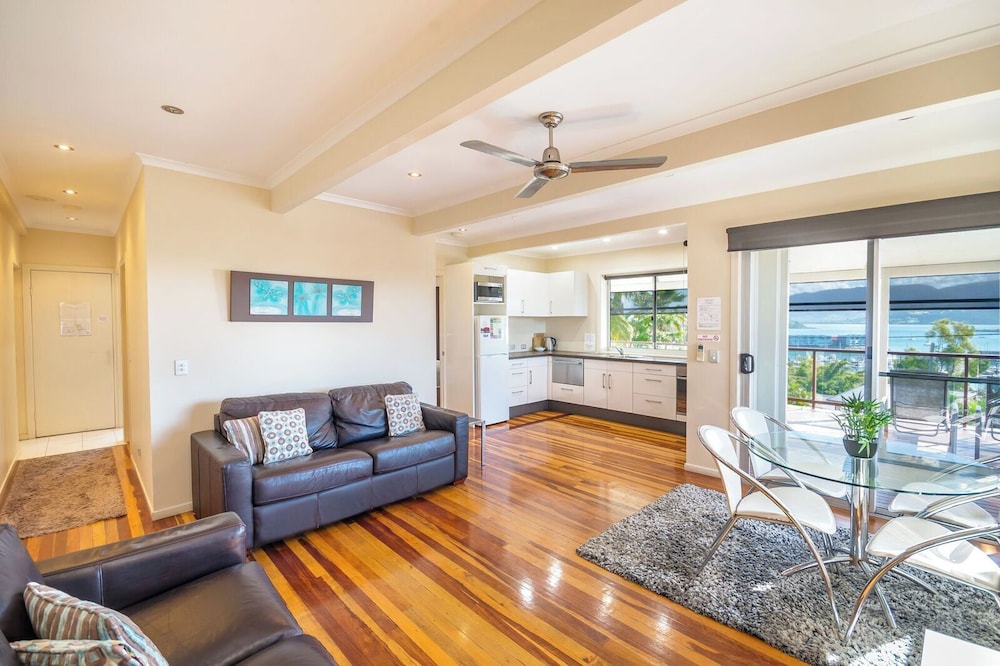 Airlie Apartments 52/78